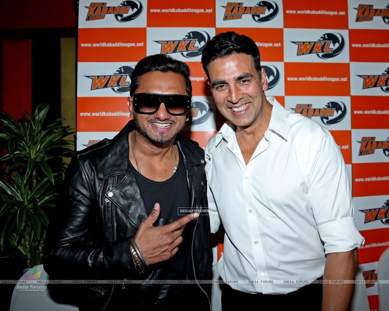 Hardy Sandhu With Honey Singh - 1280x1024 Wallpaper 