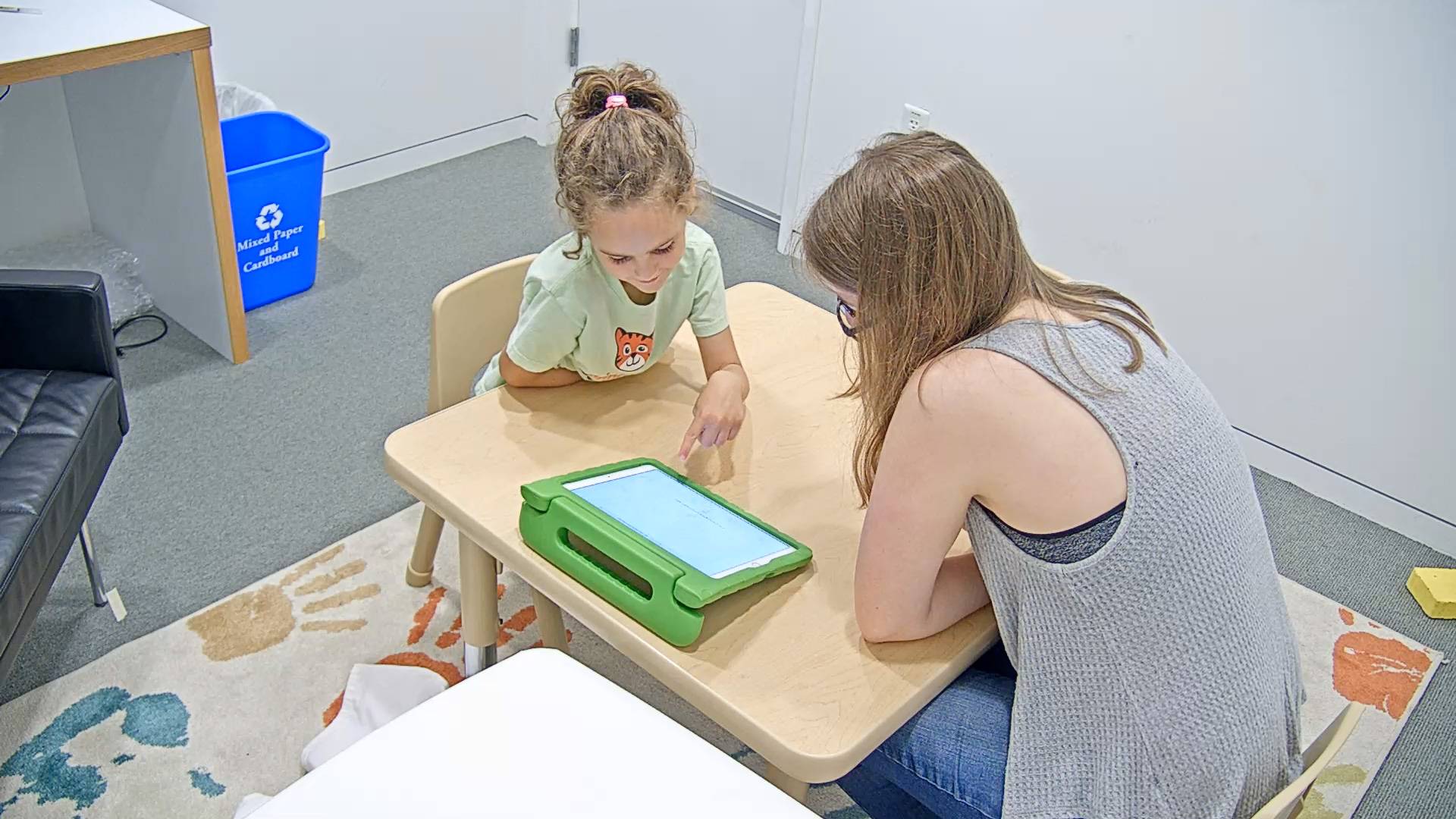 A Child Looks At A Screen With A Researcher - Blowfish Effect - HD Wallpaper 
