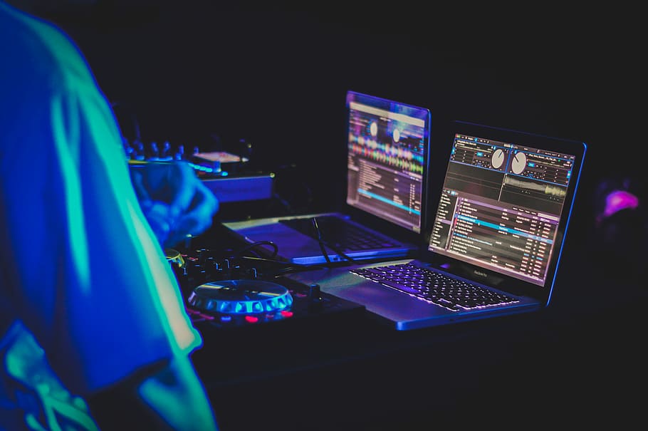 Two Laptop Computers And Dj Turntables, Two Laptop - Playlist - HD Wallpaper 