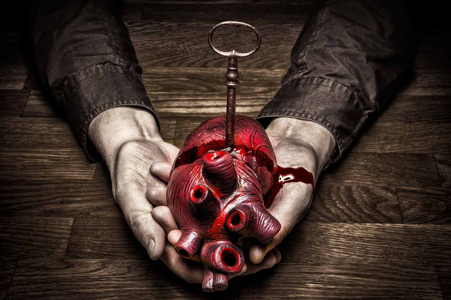 Photo Wallpaper Key To My Heart - Bleeding Heart In Hand - HD Wallpaper 