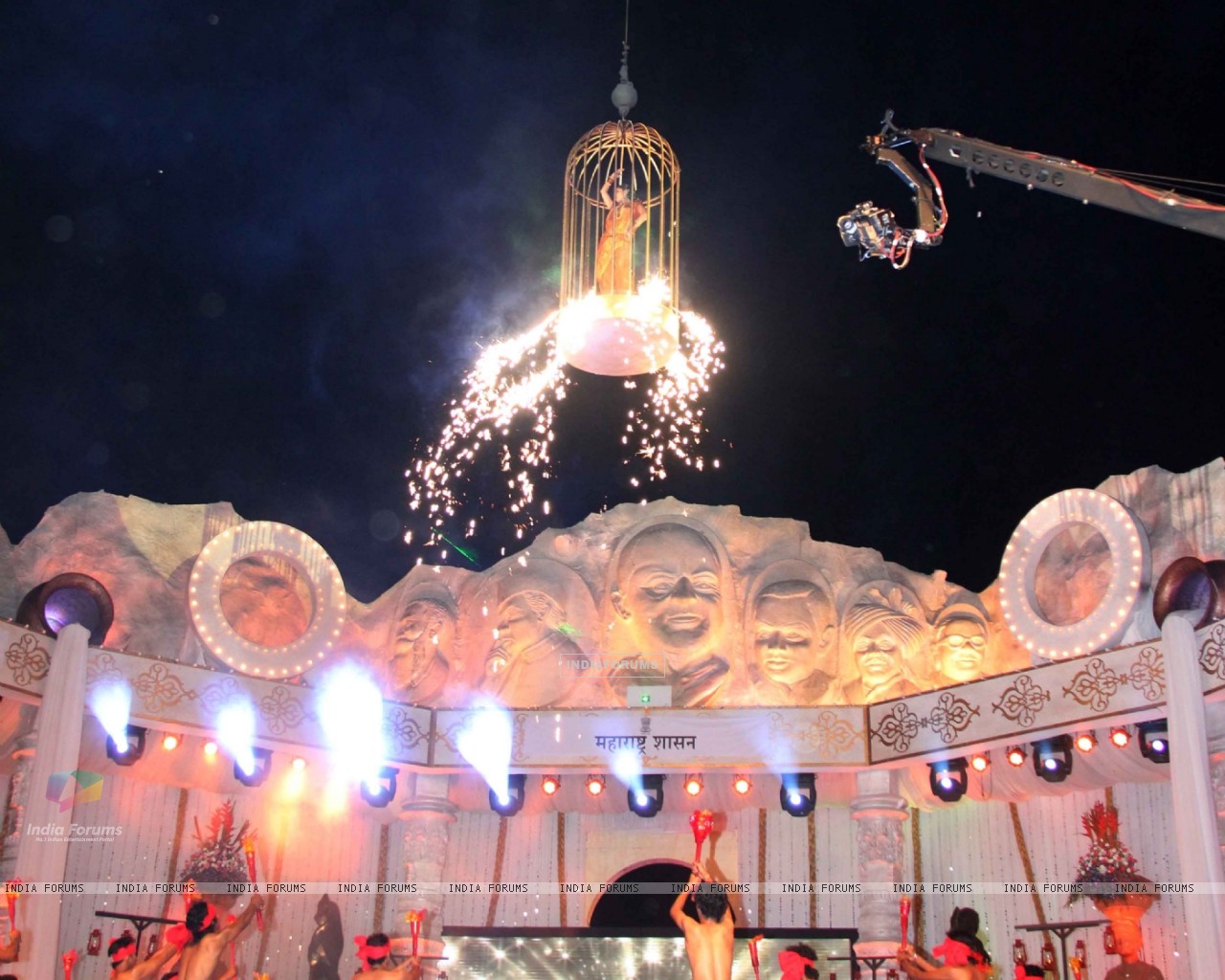 Ceiling Fixture - HD Wallpaper 