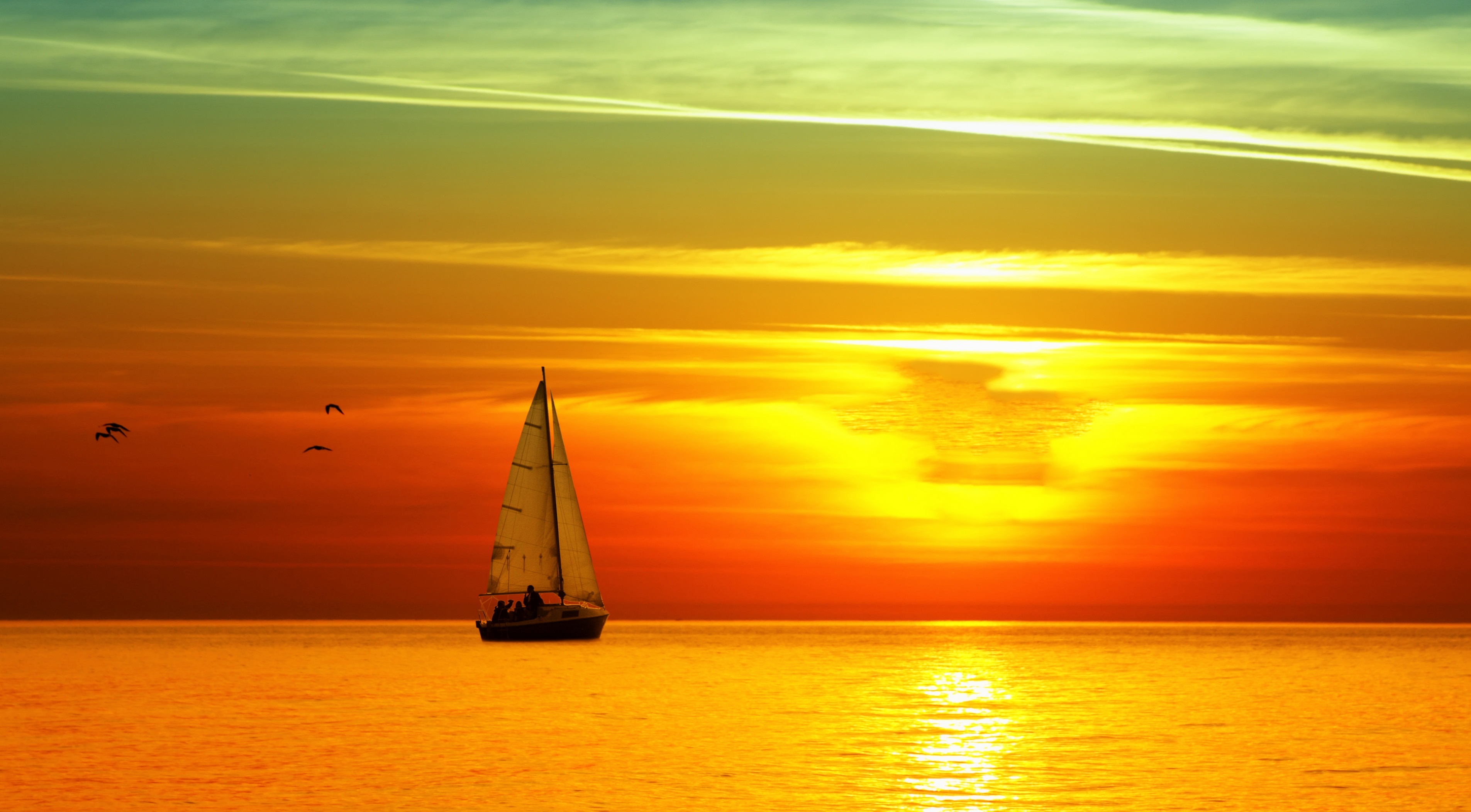 Sailing Boat At Sunset Wallpaper Free - Boat In The Sunset - HD Wallpaper 