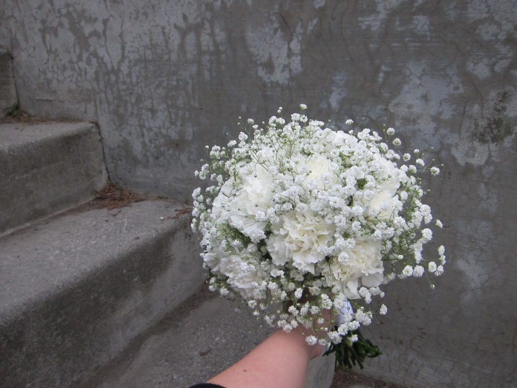 Classic Bridal Bouquet Of White Carnations And Baby - White Carnation Bridal Bouquet - HD Wallpaper 