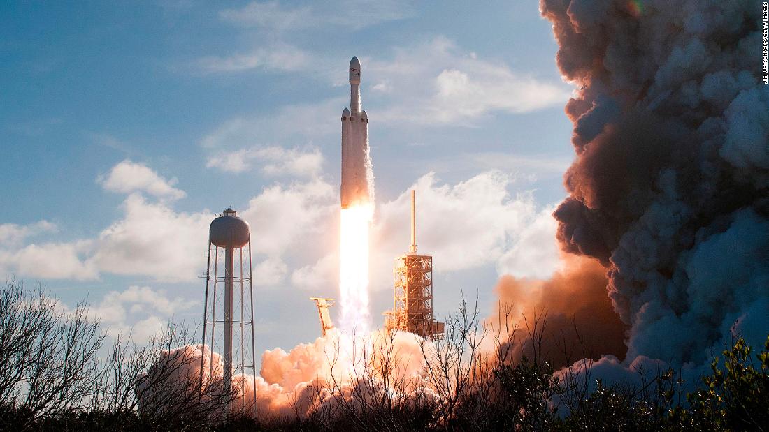 Spacex S Falcon Heavy Rocket Launches First Paid Mission - Spacex Wallpaper Falcon Heavy - HD Wallpaper 