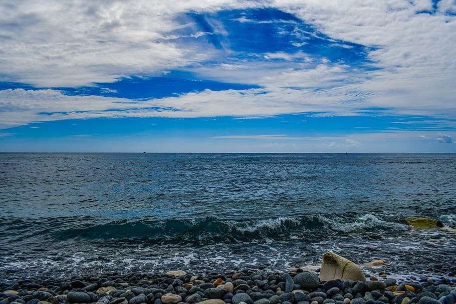 Pebble Beach, Nature, Sea, Sky, Clouds, Wave, Seascape, - ทะเล ท้องฟ้า รูป ธรรมชาติ ทะเล - HD Wallpaper 