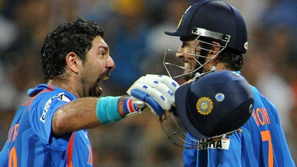Yuvraj Singh Was The Man Of The Tournament In The 2011 - Yuvi With Dhoni In Wc - HD Wallpaper 