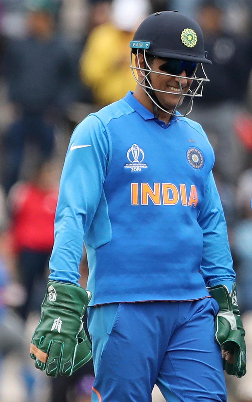 Ms Dhoni Smiles After The Dismissal Of A South African - Ms Dhoni Helmet Smiling - HD Wallpaper 
