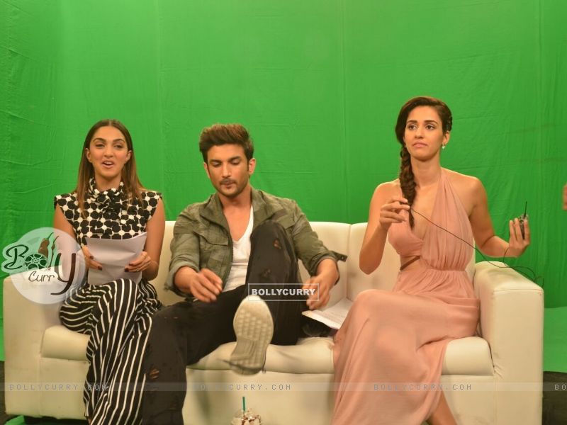 Kiara Advani, Disha Patani And Sushant Singh Rajput - Sitting - HD Wallpaper 