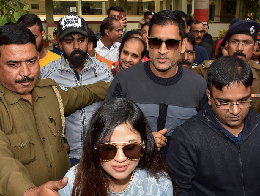 Indian Cricketer Ms Dhoni And His Wife Sakshi Leave - Jharkhand Assembly Election Dhoni Vote 2019 - HD Wallpaper 