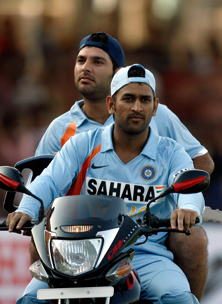 Ms Dhoni Rides With Yuvraj Singh After Winning Their - Ms Dhoni First Match - HD Wallpaper 