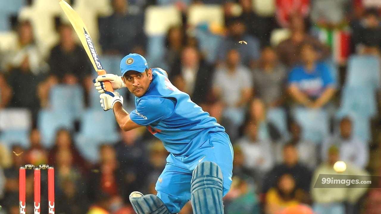 Ms Dhoni While Batting - HD Wallpaper 