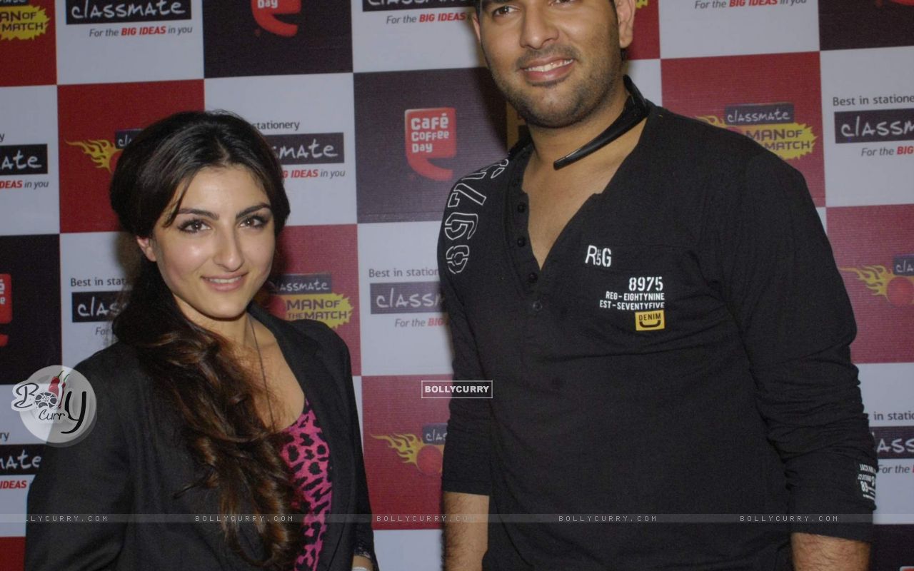 Soha Ali Khan And Yuvraj Singh At Classmate Press Meet, - Premiere - HD Wallpaper 