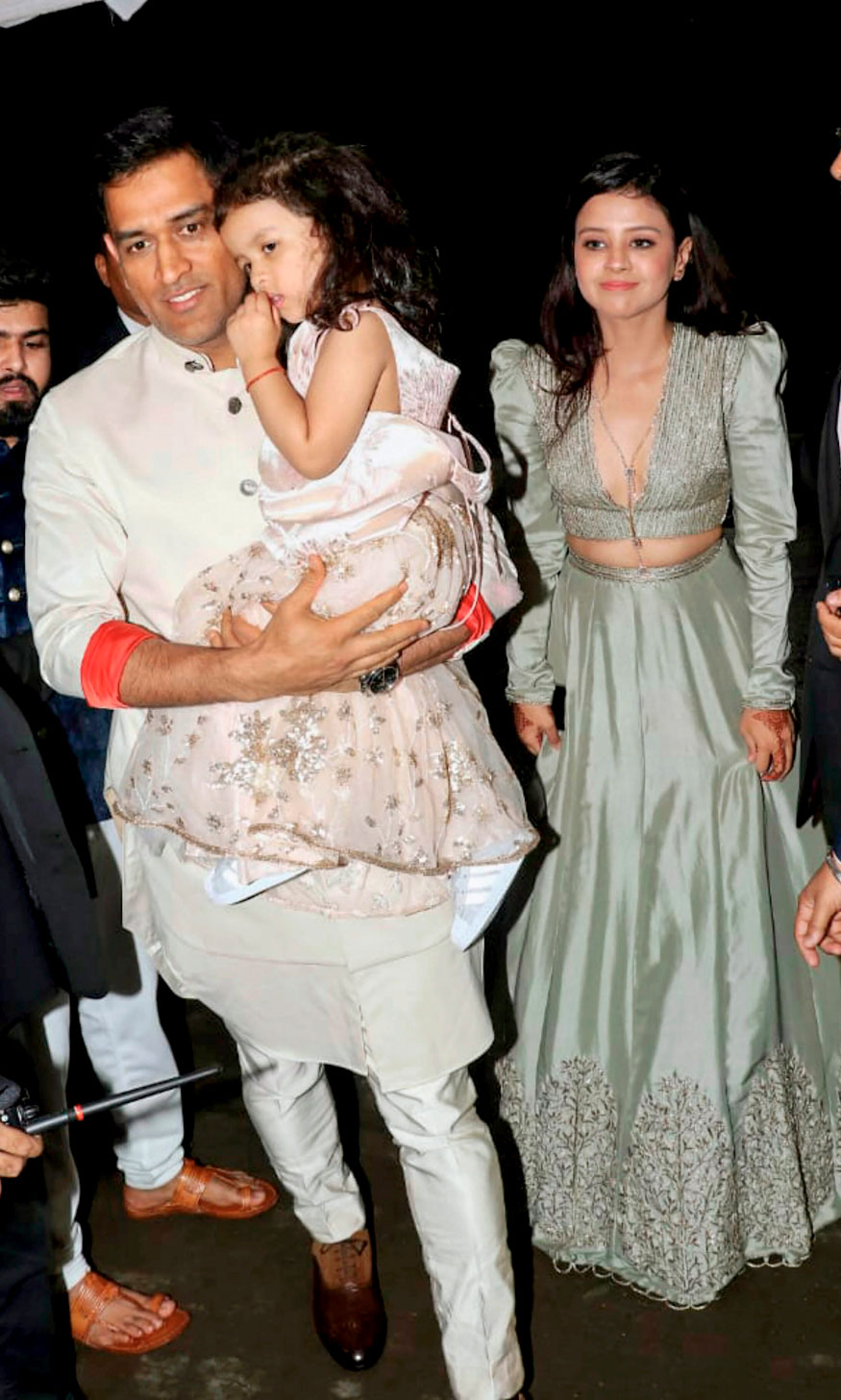 Cricketer Ms Dhoni With Wife Sakshi Dhoni And Daughter - Ms Dhoni And His Wife - HD Wallpaper 