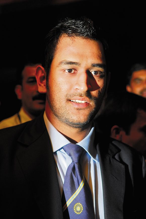 Mahendra Singh Dhoni Attractive Full Hd Images - Gallery Mahendra Singh Dhoni - HD Wallpaper 