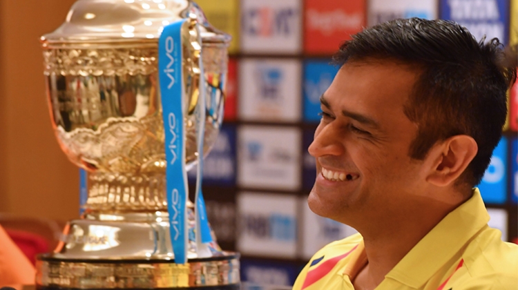 Csk Ipl Cup Dhoni - HD Wallpaper 