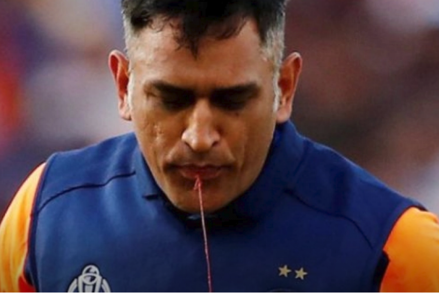 Picture Of Dhoni Spitting Blood After Batting Leaves - Ms Dhoni - HD Wallpaper 