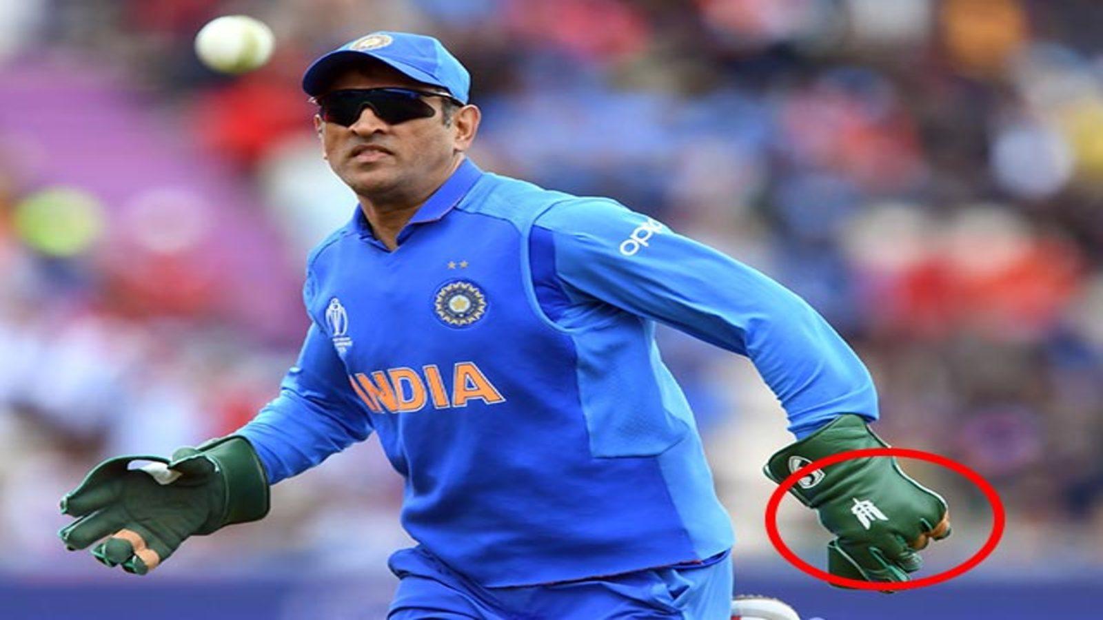 Mahendra Singh Dhoni Wicket Keeping Gloves - HD Wallpaper 
