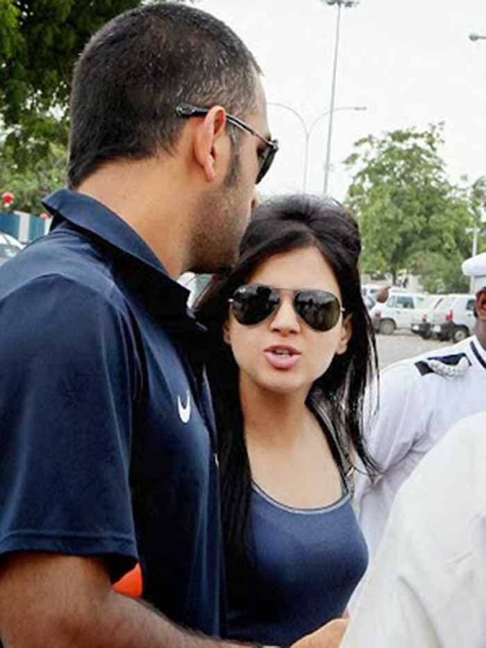 Mahendra Singh Dhoni And Sakshi Dhoni Clicked Together - Cricket Player Dhoni Wife - HD Wallpaper 