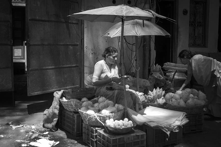 India, Chennai, 42/13, Real People, Women, Adult, Lifestyles, - Monochrome - HD Wallpaper 