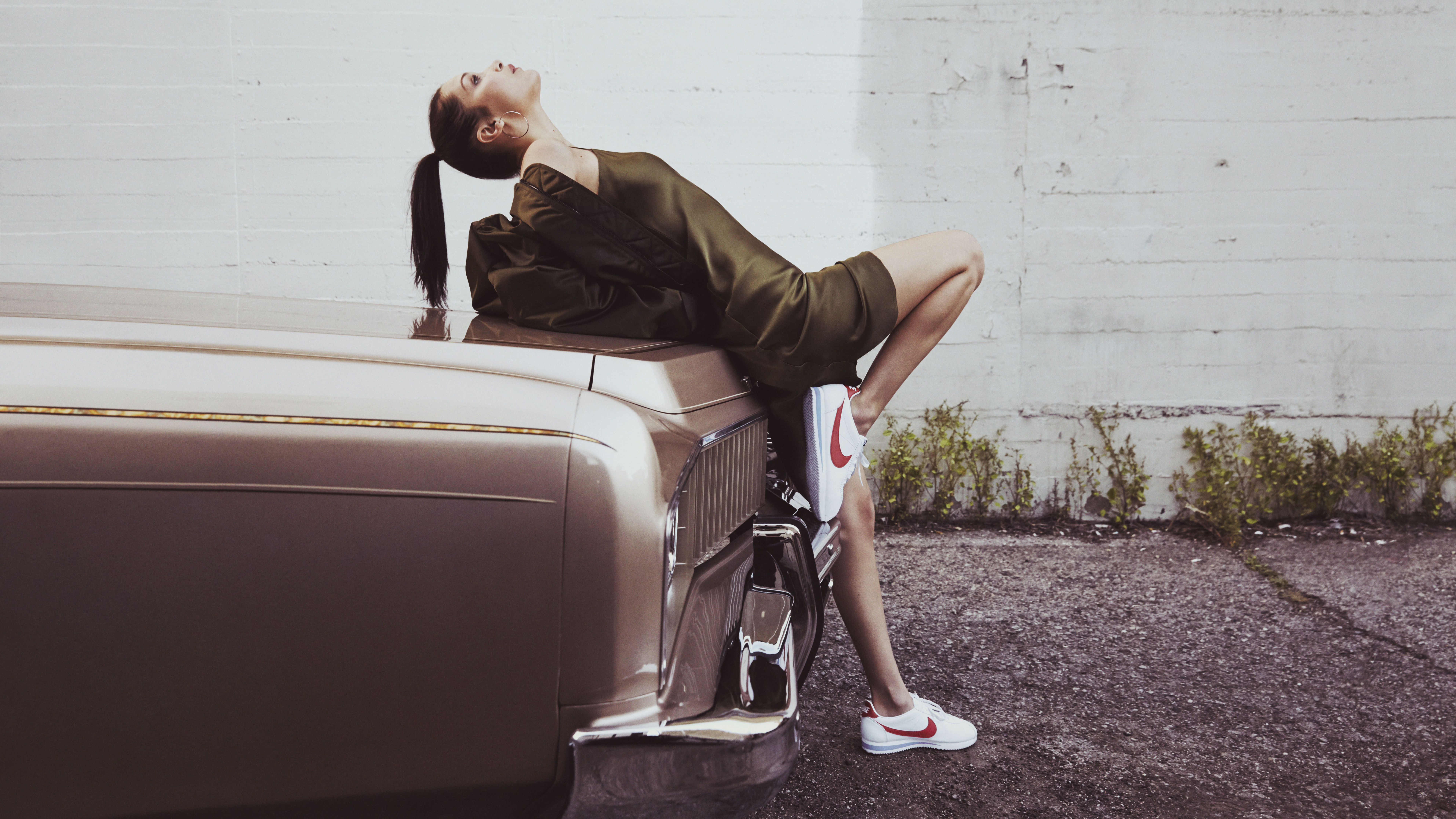 Bella Hadid 2017 4k 8k Wallpapers - Nike Cortez Womens On Feet - HD Wallpaper 