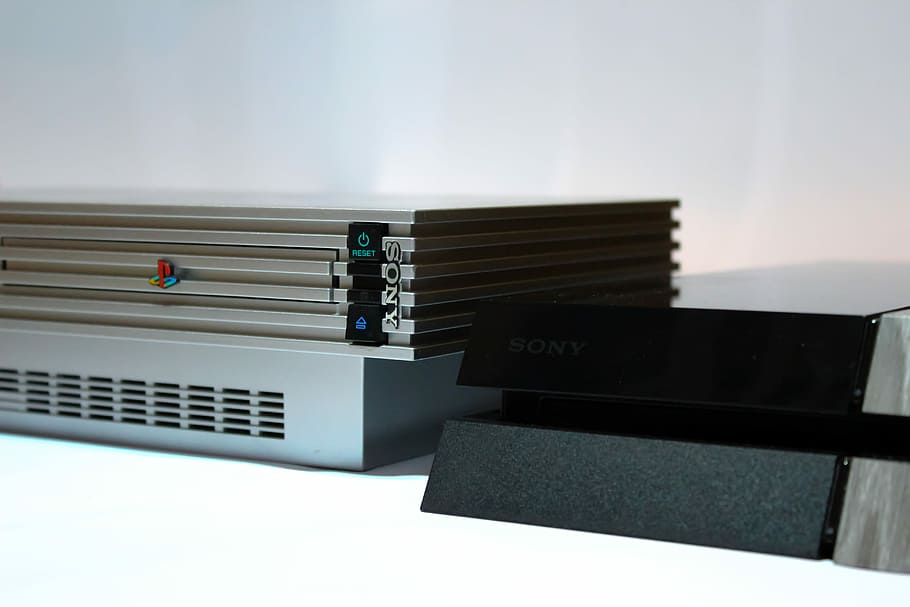 Sony Ps2 Beside Ps4 Consoles, Gray Sony Ps2 Fat Console - HD Wallpaper 