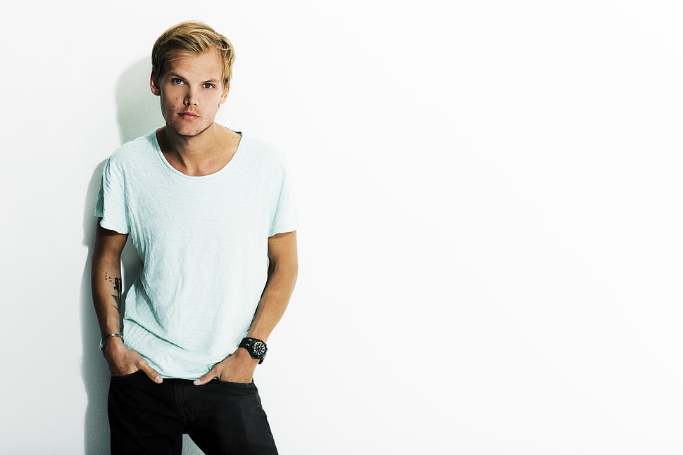 Men S White Crew Neck T Shirt, Avicii Hd Wallpaper - HD Wallpaper 