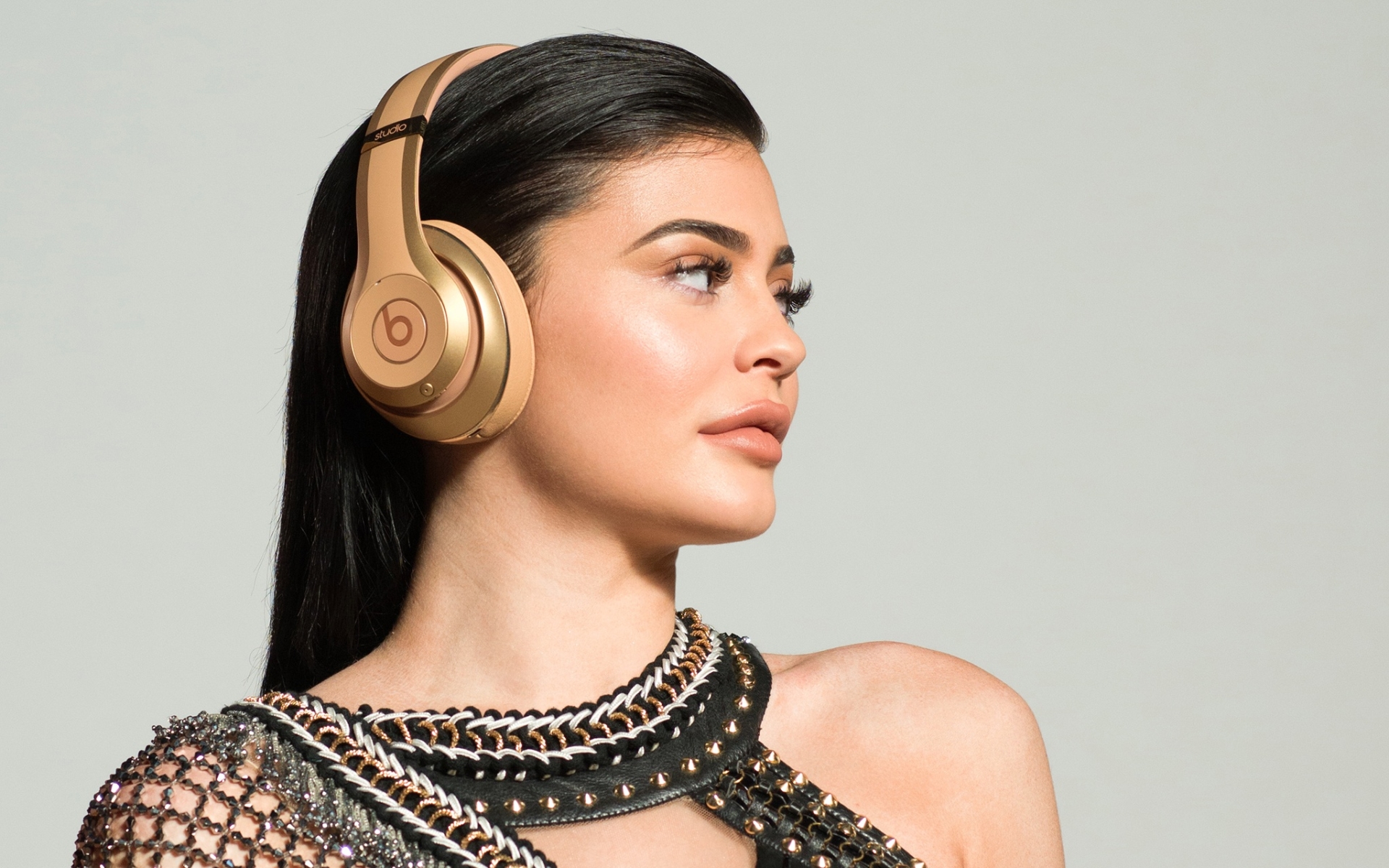 Wallpaper Of American, Black Hair, Headphones, Kylie - Kylie Jenner Balmain Beats - HD Wallpaper 