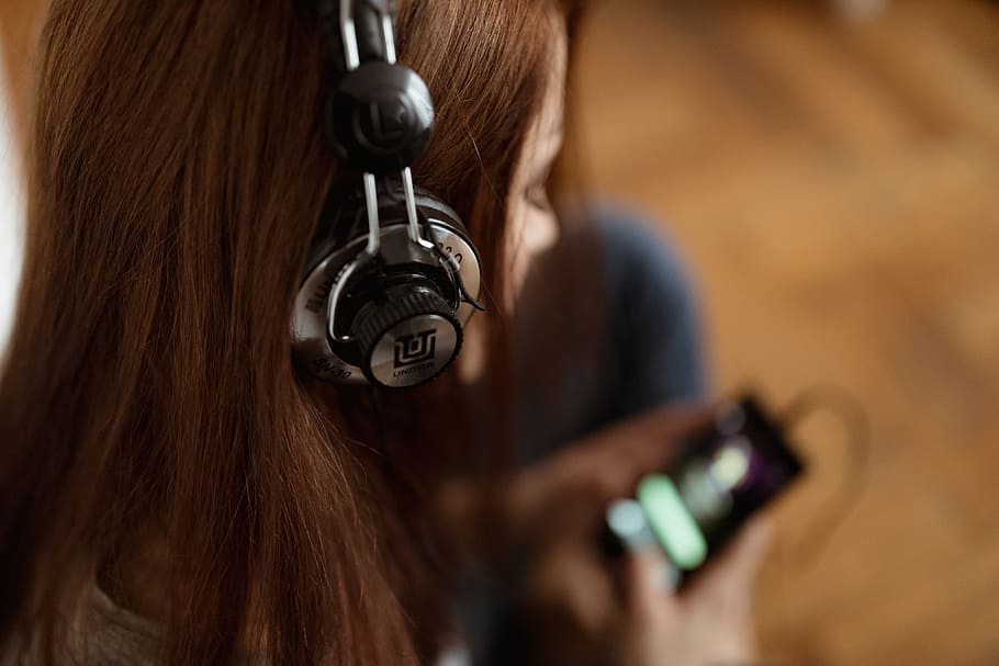 Beautiful Young Woman In Headphones Listening To Music, - Girl Alone With Headphone - HD Wallpaper 