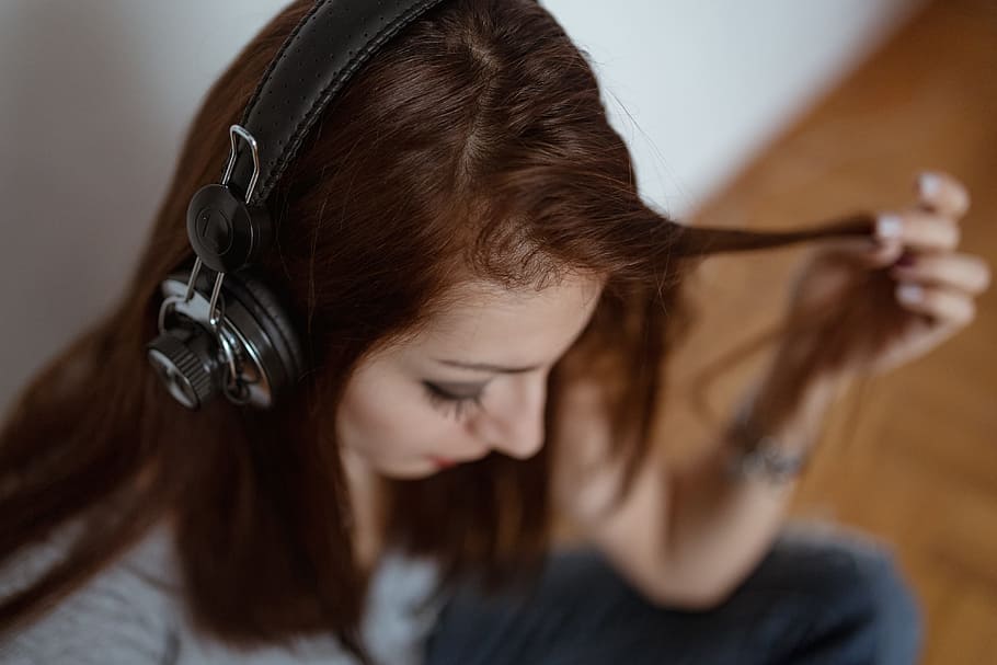 Beautiful Young Woman In Headphones Listening To Music, - HD Wallpaper 