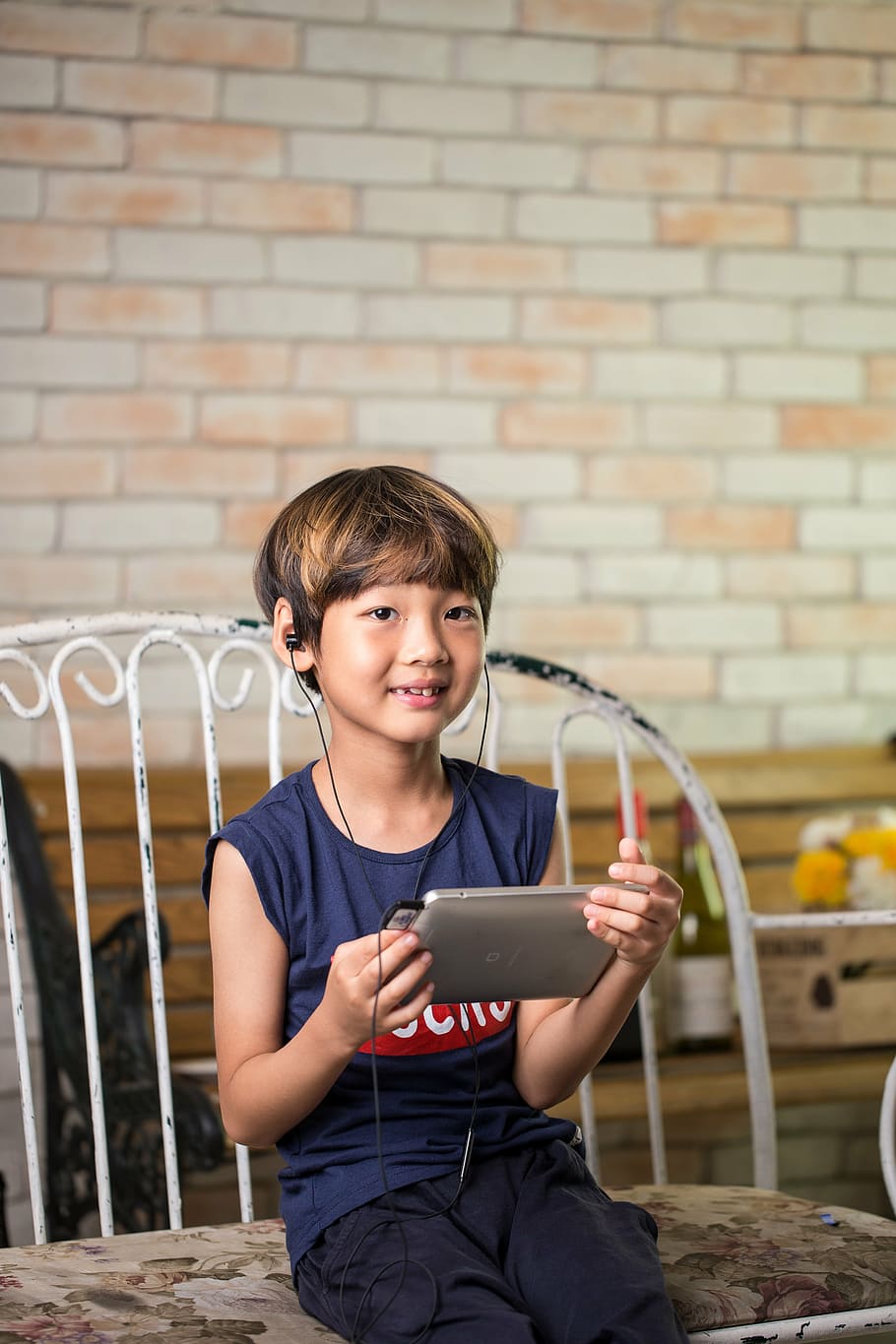 Korean, Child, Device, Tablet, Headphones, Earbuds, - HD Wallpaper 