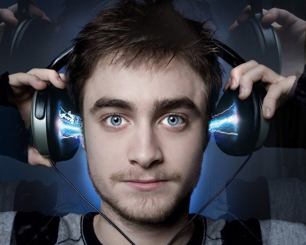 Headphones Men Actors Daniel Radcliffe Lightning Wallpaper - Daniel Radcliffe Iphone - HD Wallpaper 