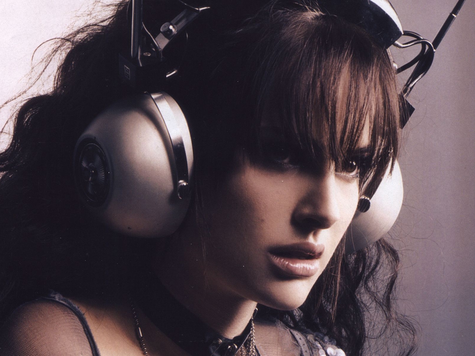 Headphones Brunettes Women Actress Natalie Portman - Natalie Portman Headphones - HD Wallpaper 