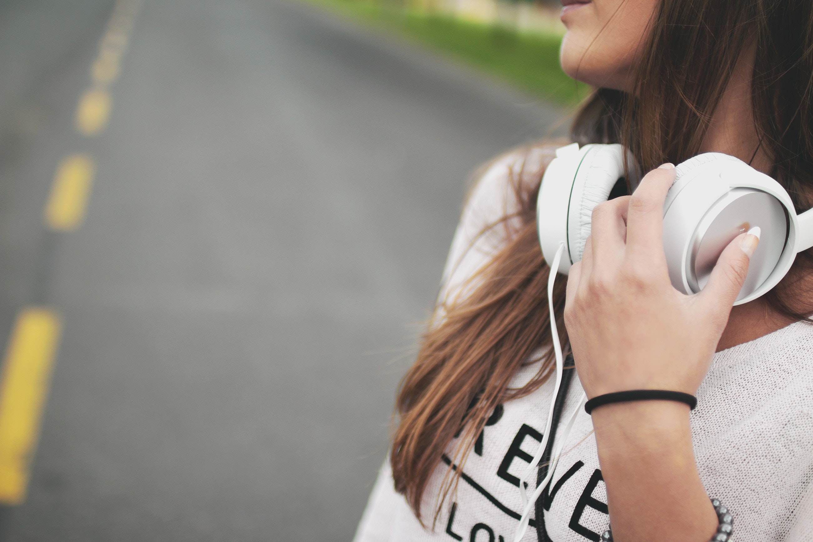Beautiful Girl With Headphones Wallpaper Hd - HD Wallpaper 