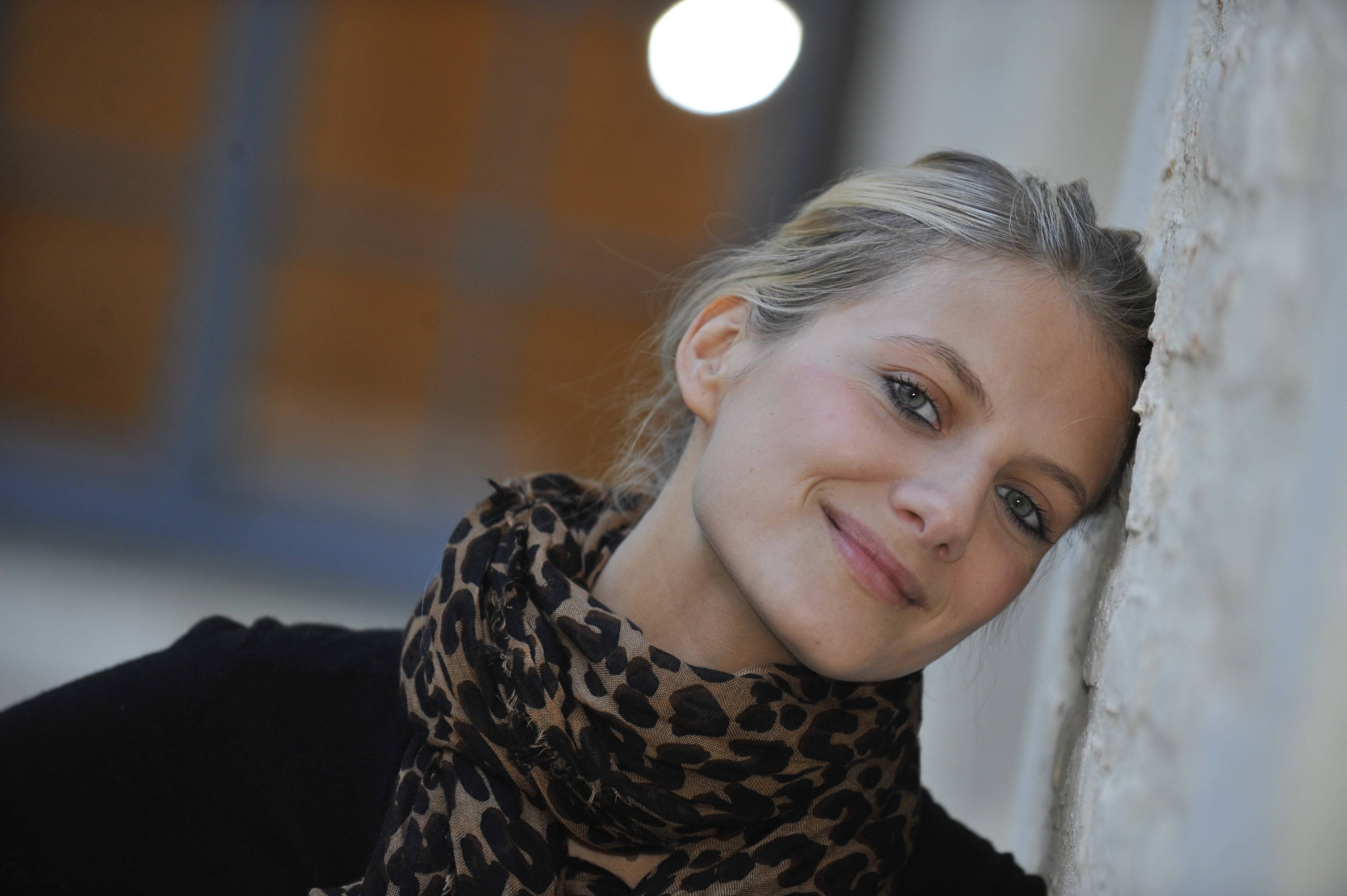 Melanie Laurent Wallpapers - HD Wallpaper 