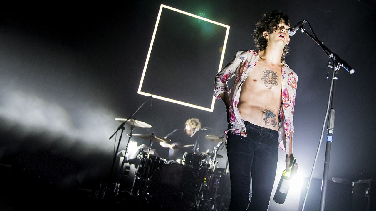 1975 Hot - HD Wallpaper 