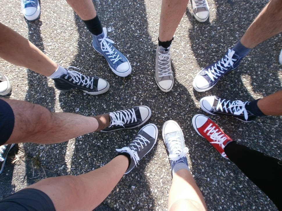 Group Of People Wearing Converse All Star Sneakers - バスケ シン スプリント サポーター - HD Wallpaper 