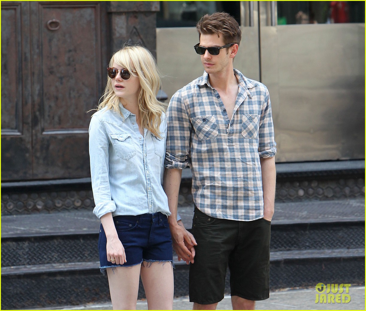 Emma Stone Andrew Garfield Cuddle Up In Nyc - Peter Parker Gwen Stacy The Amazing Spider Man 2 - HD Wallpaper 