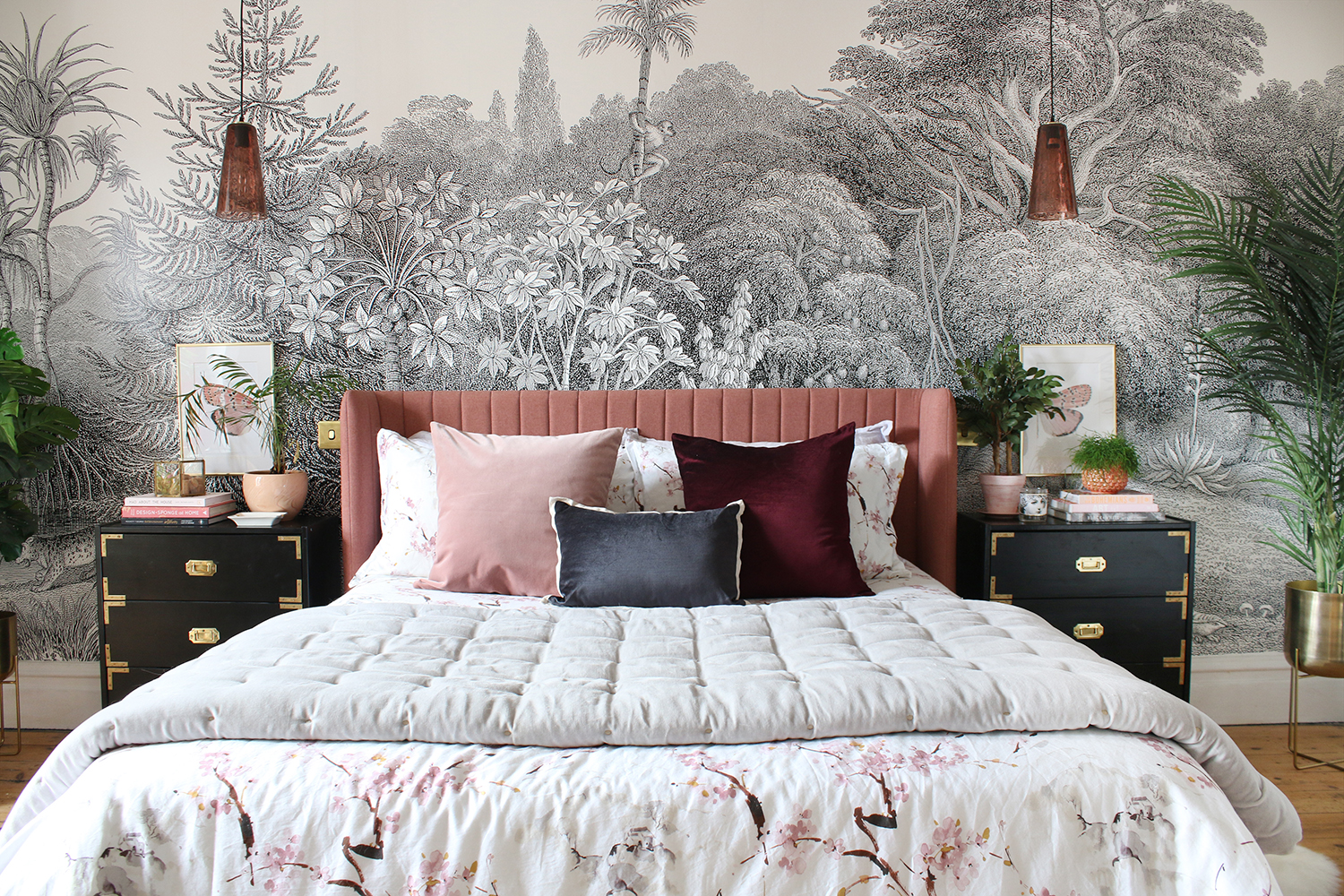 Pink Bed With Black And White Wall Mural Bedroom Makeover - Master Bedroom Wall Mural - HD Wallpaper 