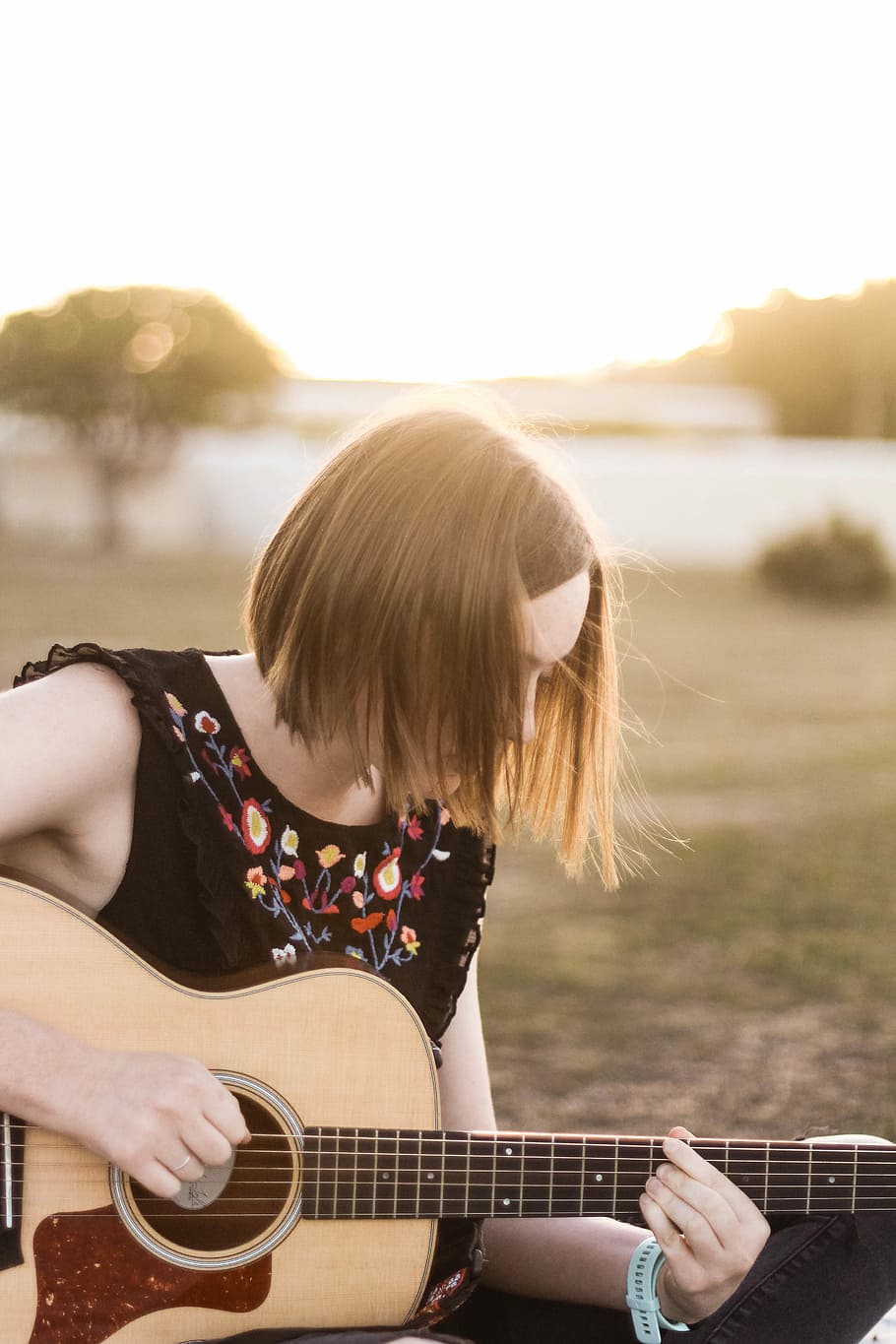 Woman Playing Acoustic Guitar, Woman Playing Guitar, - Girl Pic With Guitar Short Hair - HD Wallpaper 