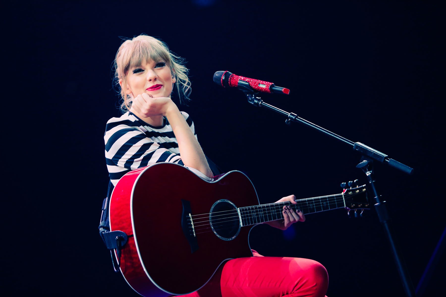 Taylor Swift With Guitar - HD Wallpaper 
