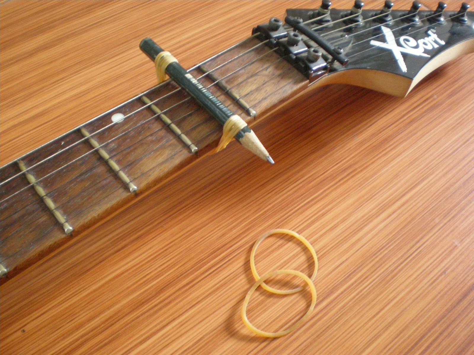 14 Chord Lagu Untuk Belajar Kunci Gitar Lengkap Pemula - Capo Dari Pensil - HD Wallpaper 