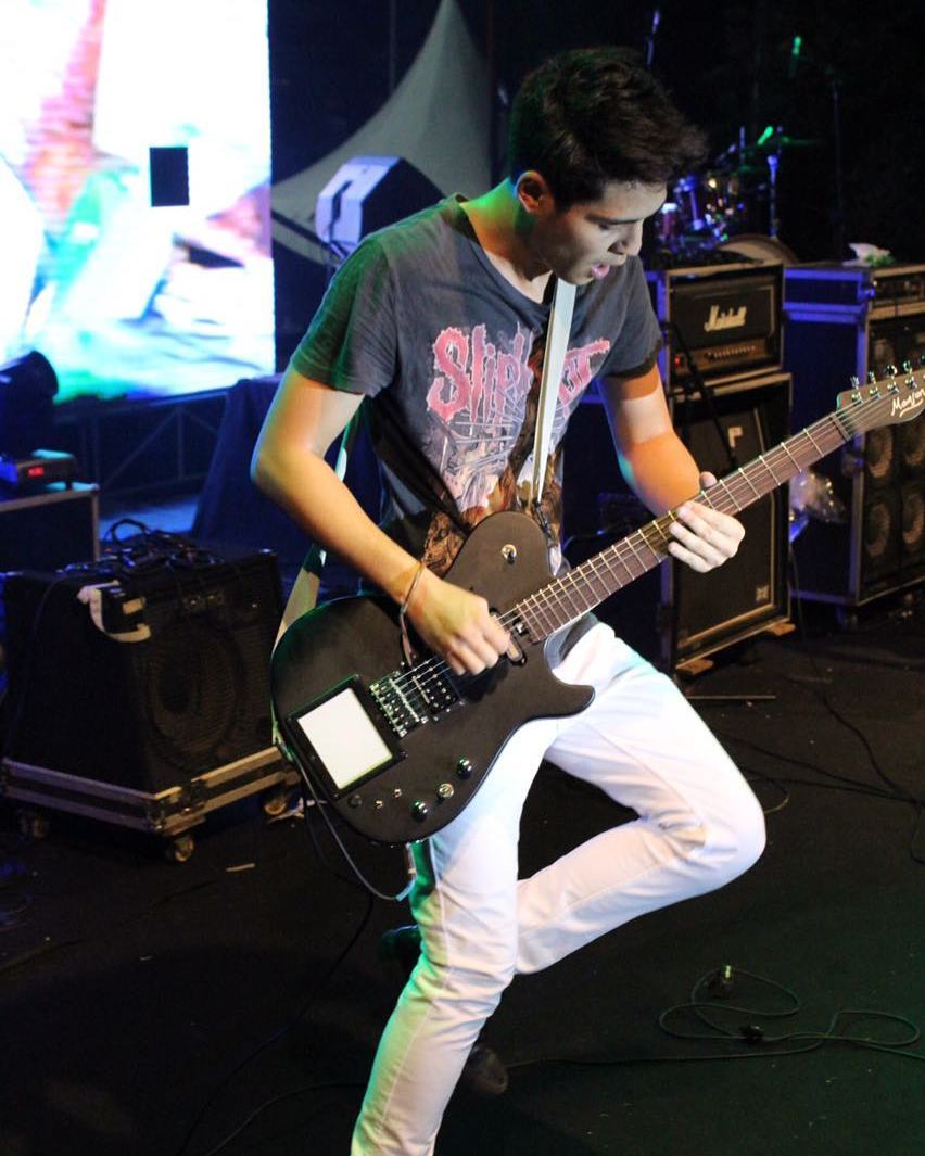 Maxime Bouttier Main Gitar © 2018 Brilio - Gaya Pria Pake Gitar - HD Wallpaper 