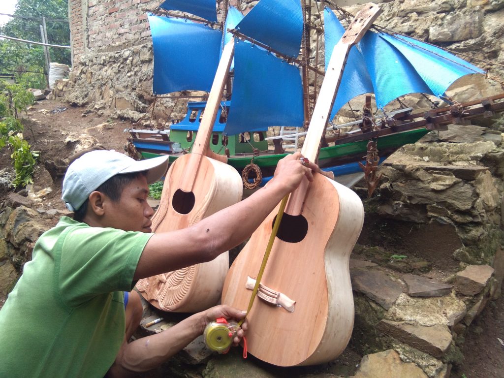 Dari Gitar Akustik Hingga Bonsai, Hasil Karya Pemuda - Acoustic Guitar - HD Wallpaper 