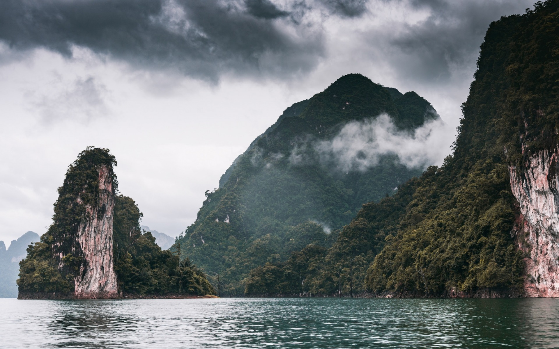 Tropical Islands, Rocks, Sea, Thailand, Cloudy Weather, - Lluvia En El Mar - HD Wallpaper 