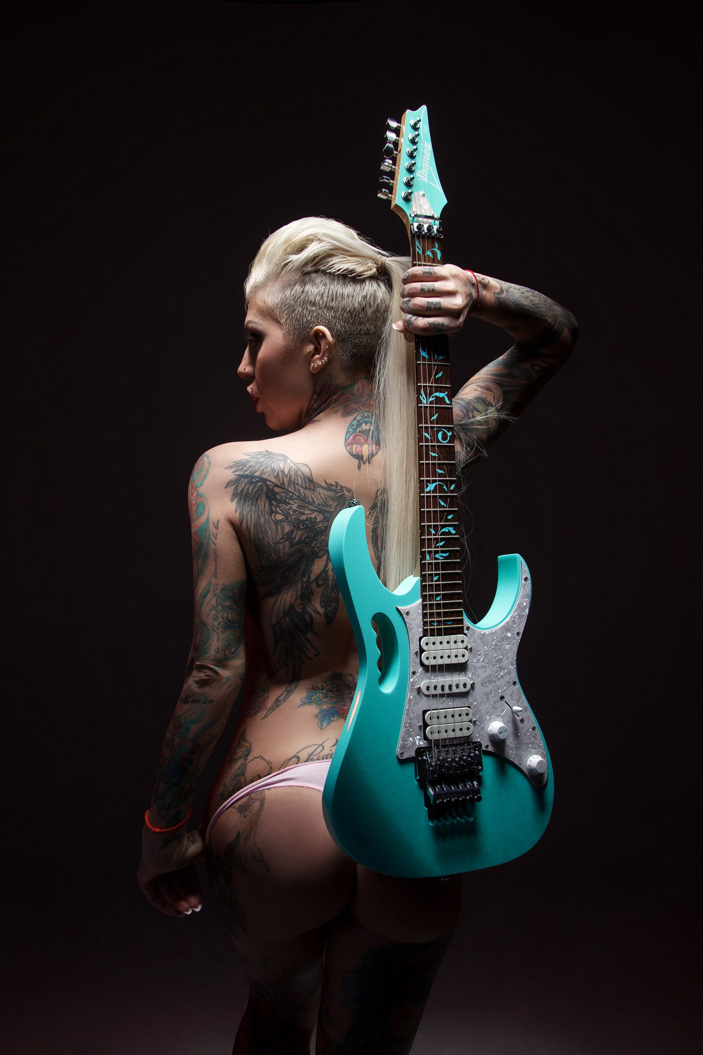 Bass Guitar Wallpaper Girl - HD Wallpaper 