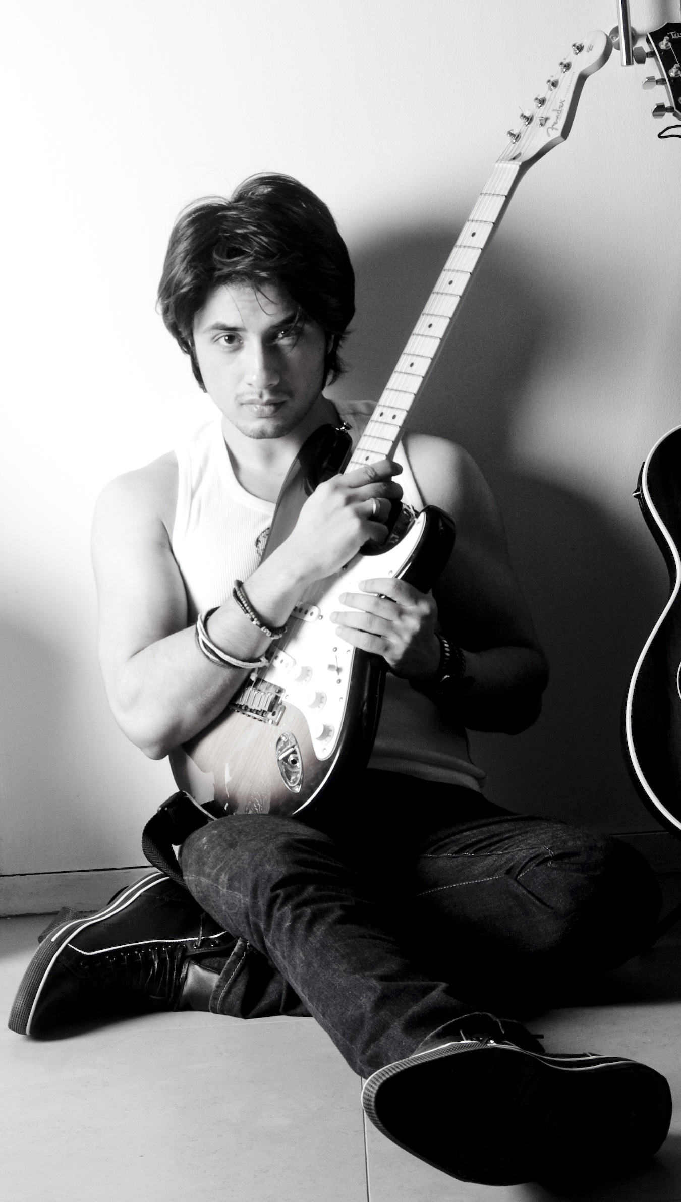 Ali Zafar With Guitar - HD Wallpaper 