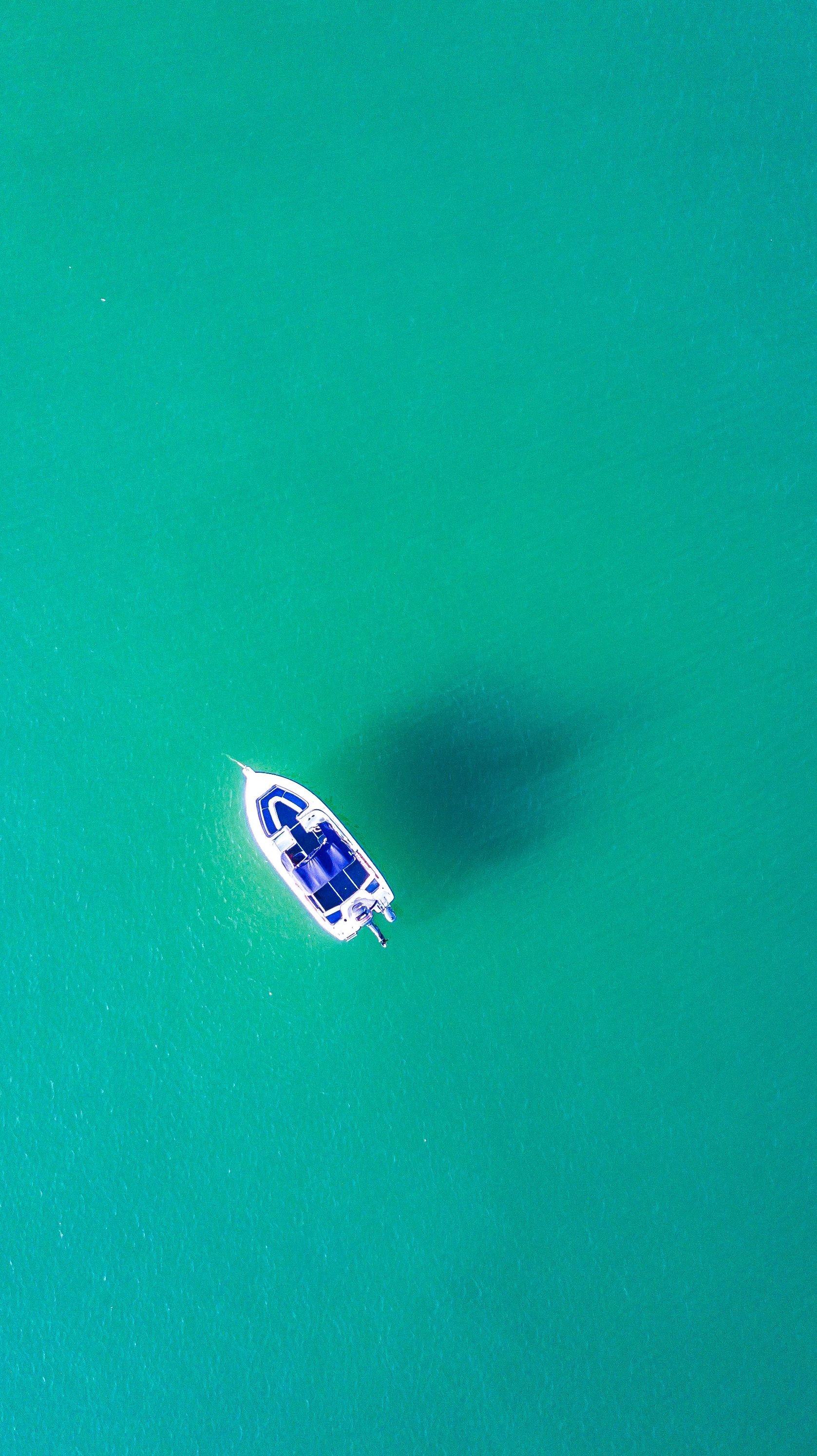 Boat In Transparent Water Minimal Iphone Wallpaper - Sapphire - HD Wallpaper 