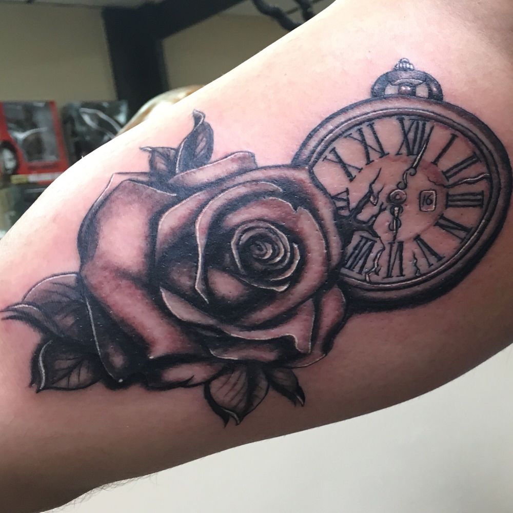 21 Gorgeous Clock Tattoo Ideas For Men Styleoholic - Rose And Clock Tattoo Inner Arm - HD Wallpaper 