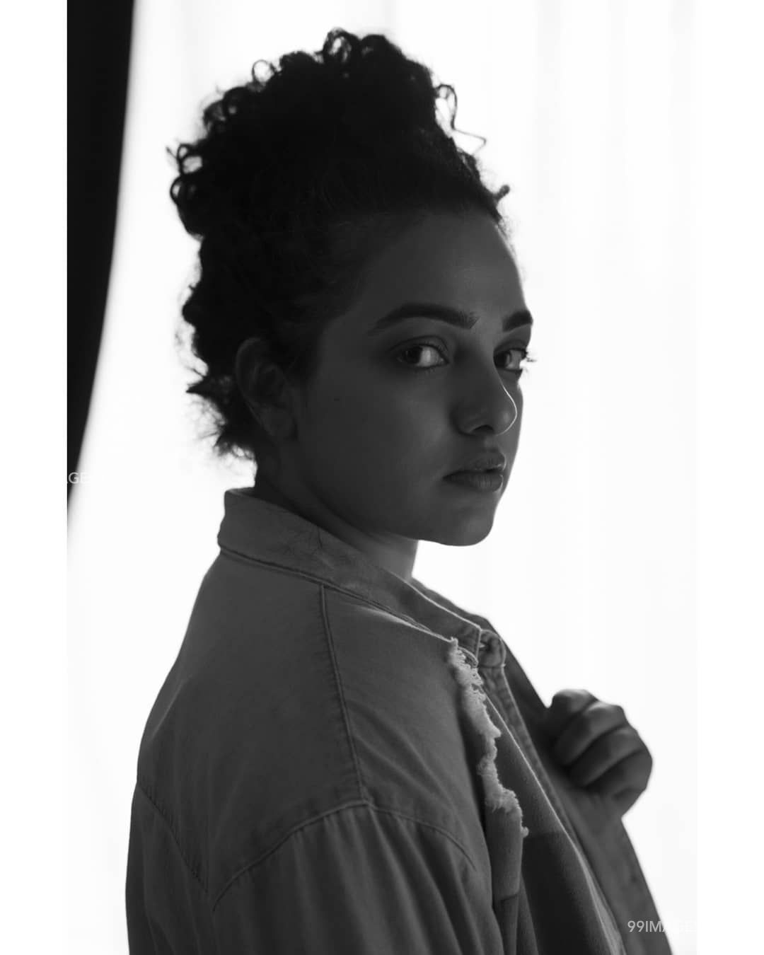 Nithya Menen Hot Hd Photos & Wallpapers For Mobile - Nithya Menon Hot Photoshoot - HD Wallpaper 