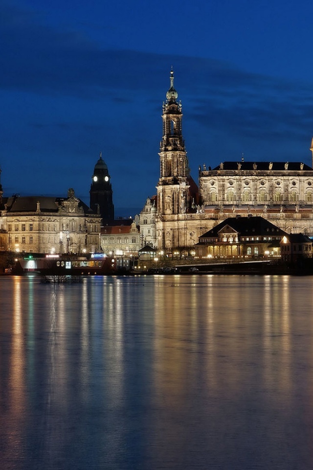 Old Building Reflection Water - HD Wallpaper 
